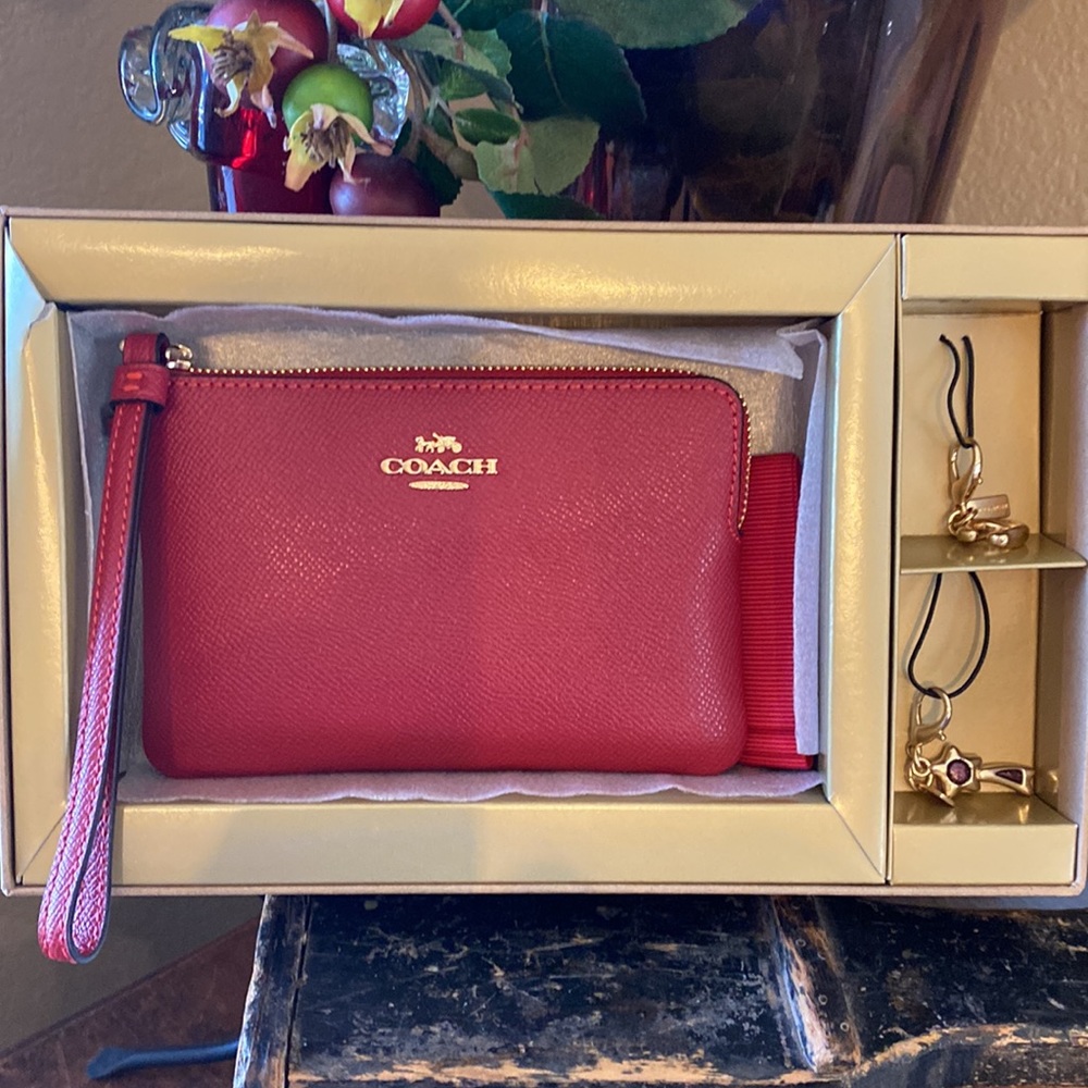 NWT Coach Corner zip wristlet